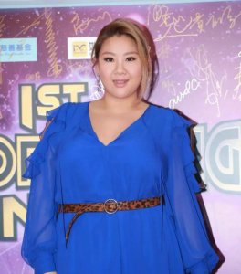 ​郑少秋的女儿（郑少秋女儿近照身材魁梧）