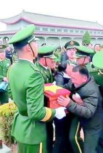 ​英雄魂归故里　上千人送成龙最后一程