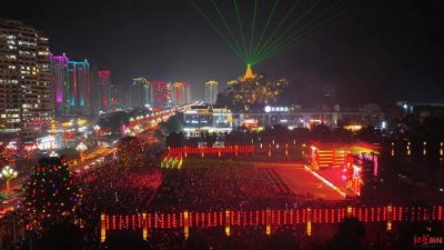 ​四川最大苗族聚居县宜宾兴文举行元宵晚会 吸引万人现场观看