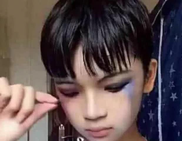 全网最火“小丑女”走红后,小学生cos,网友:逆天化妆术!