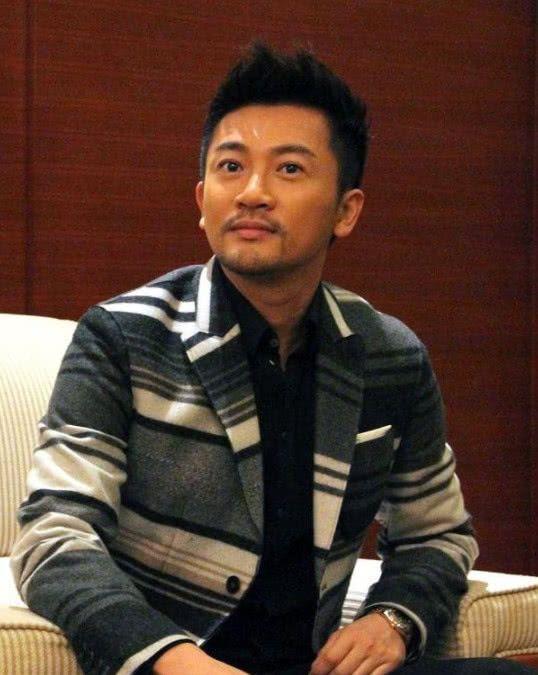 苏有朋最近疑似“整容”，还是发型的关系？整个气质都不一样了