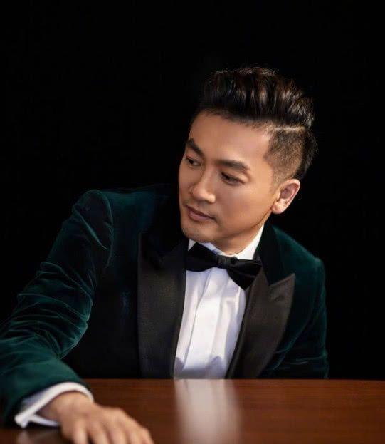 苏有朋最近疑似“整容”，还是发型的关系？整个气质都不一样了