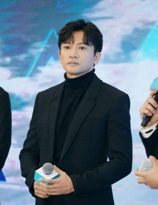 苏有朋最近疑似“整容”，还是发型的关系？整个气质都不一样了