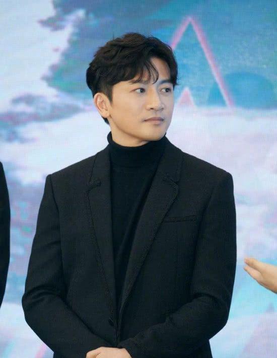 苏有朋最近疑似“整容”，还是发型的关系？整个气质都不一样了