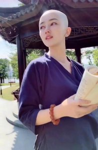 ​“最美光头女生”走红，回眸一笑的那一刻，网友：光头也娶你！