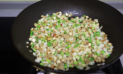 超下饭的家常菜肉末洋葱炒香干 营养味道相当不赖！