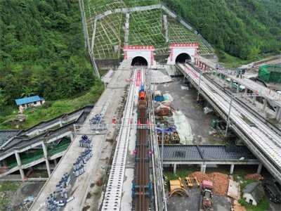 ​成兰铁路新进展！成川段铺轨进入高原段