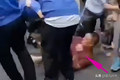 ​突发事件：商户被城管按地围殴，现场视频流出