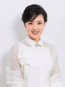 ​面相变了？看到55岁周涛“满眼蔑视”，才明白董卿“差”在哪里