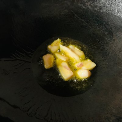 红萝卜炒肉怎么做好吃（超简单的胡萝卜炒肉教程）