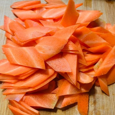 红萝卜炒肉怎么做好吃（超简单的胡萝卜炒肉教程）