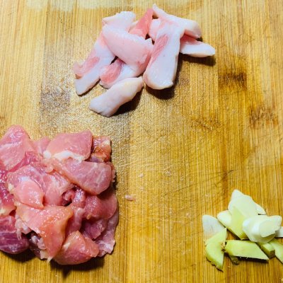 红萝卜炒肉怎么做好吃（超简单的胡萝卜炒肉教程）