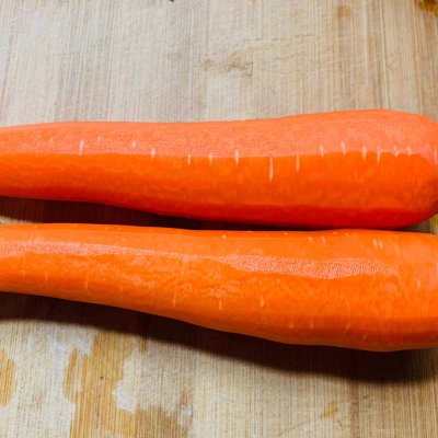 红萝卜炒肉怎么做好吃（超简单的胡萝卜炒肉教程）