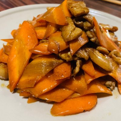 红萝卜炒肉怎么做好吃（超简单的胡萝卜炒肉教程）