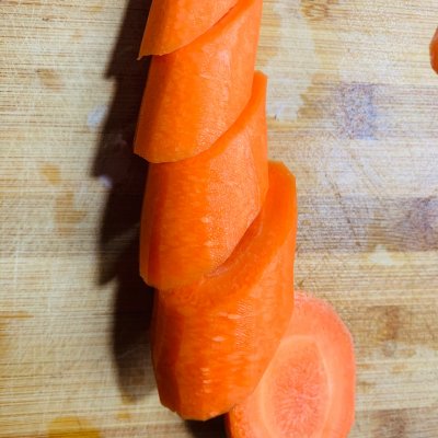 红萝卜炒肉怎么做好吃（超简单的胡萝卜炒肉教程）