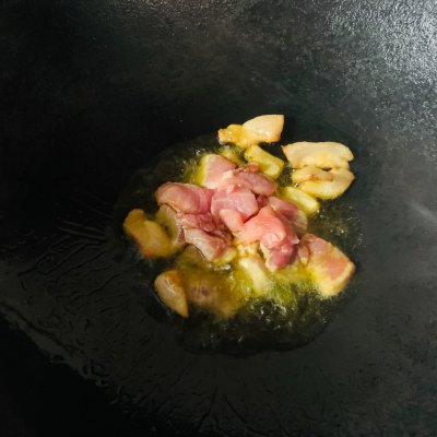 红萝卜炒肉怎么做好吃（超简单的胡萝卜炒肉教程）