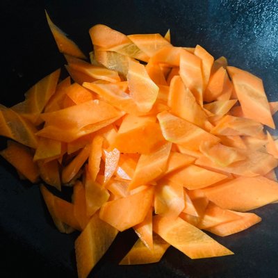 红萝卜炒肉怎么做好吃（超简单的胡萝卜炒肉教程）