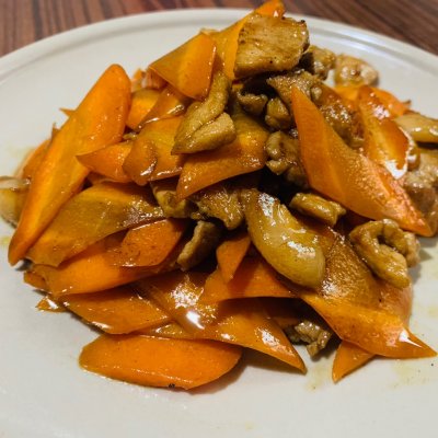 红萝卜炒肉怎么做好吃（超简单的胡萝卜炒肉教程）