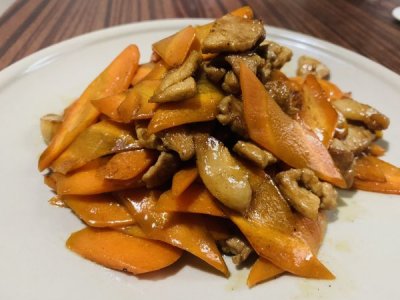​红萝卜炒肉怎么做好吃（超简单的胡萝卜炒肉教程）