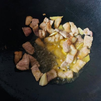 红萝卜炒肉怎么做好吃（超简单的胡萝卜炒肉教程）