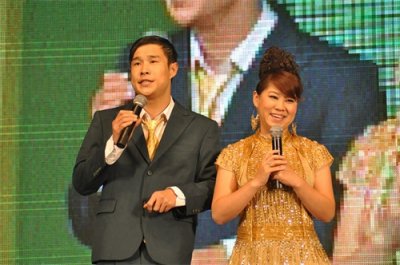 ​小沈阳最帅气照片，多年前与妻子沈春阳同台演出现场照