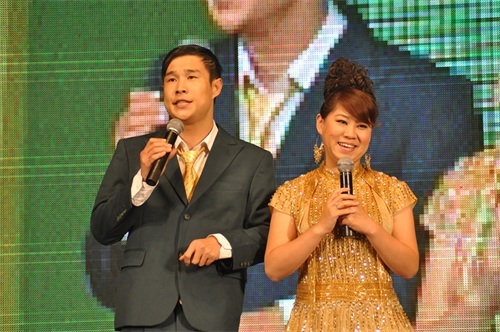 小沈阳最帅气照片,多年前与妻子沈春阳同台演出现场照