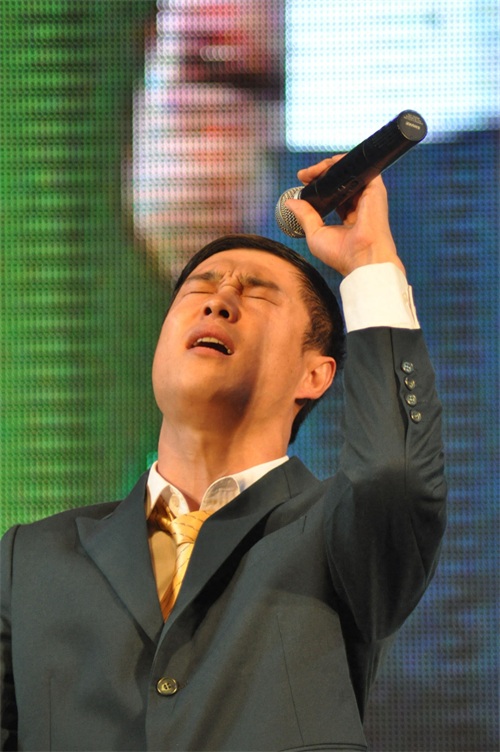 小沈阳最帅气照片,多年前与妻子沈春阳同台演出现场照