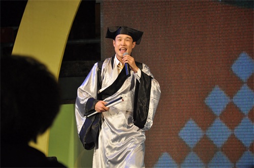 小沈阳最帅气照片,多年前与妻子沈春阳同台演出现场照