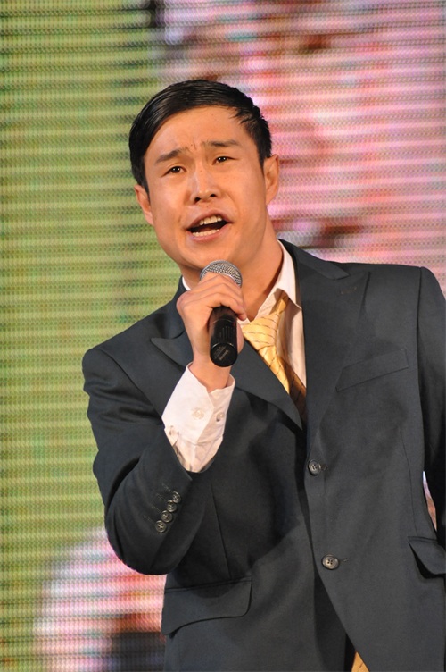 小沈阳最帅气照片,多年前与妻子沈春阳同台演出现场照