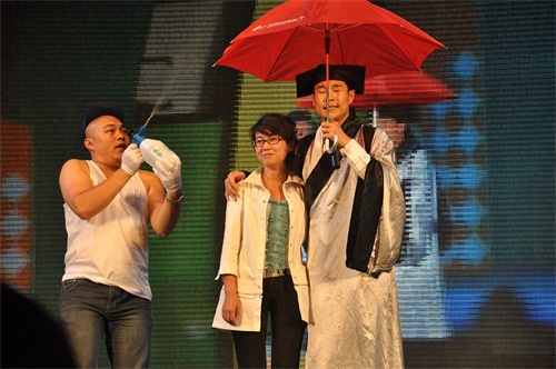 小沈阳最帅气照片,多年前与妻子沈春阳同台演出现场照