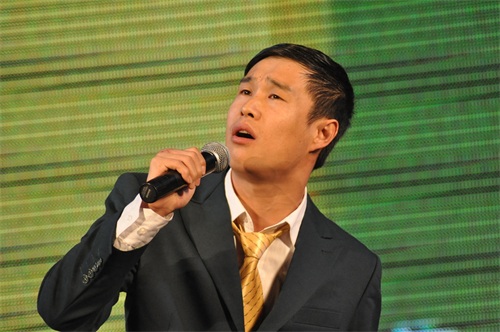 小沈阳最帅气照片,多年前与妻子沈春阳同台演出现场照