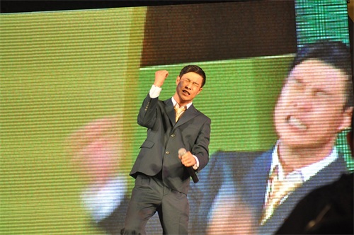 小沈阳最帅气照片,多年前与妻子沈春阳同台演出现场照