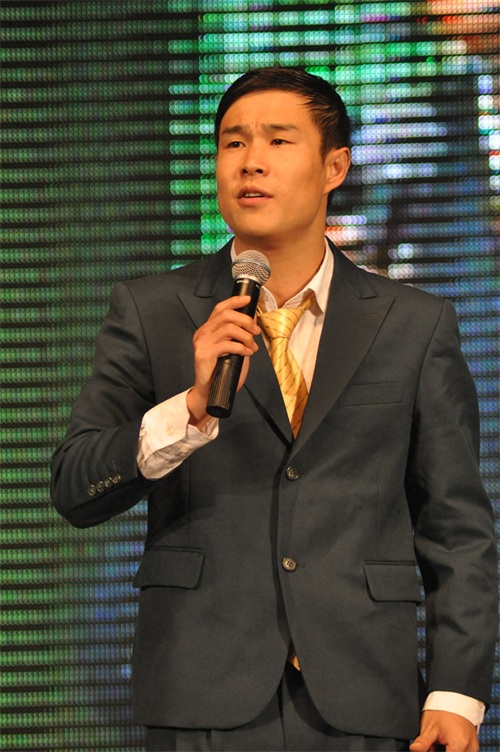 小沈阳最帅气照片,多年前与妻子沈春阳同台演出现场照