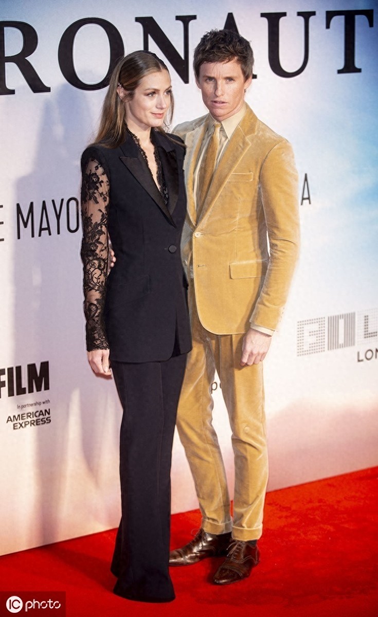 “小雀斑”埃迪·雷德梅尼携妻子亮相 土色西装不忍直视