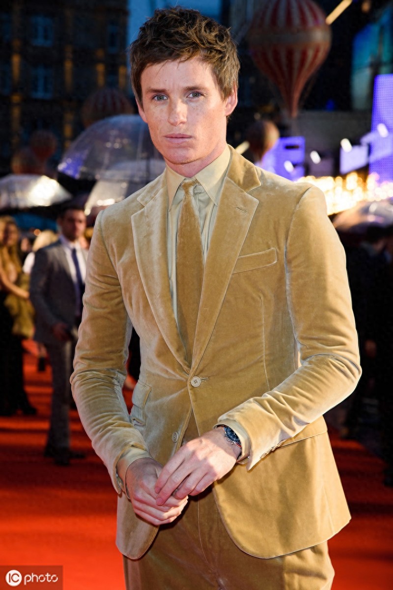 “小雀斑”埃迪·雷德梅尼携妻子亮相 土色西装不忍直视