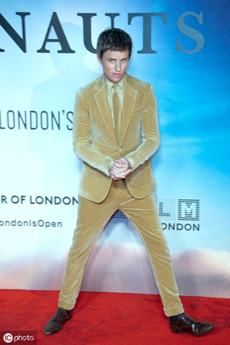 “小雀斑”埃迪·雷德梅尼携妻子亮相 土色西装不忍直视