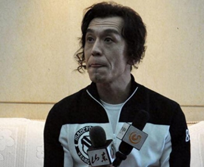 离开央视的著名主持人李咏，近照显苍老，妻子和女儿却貌美如花