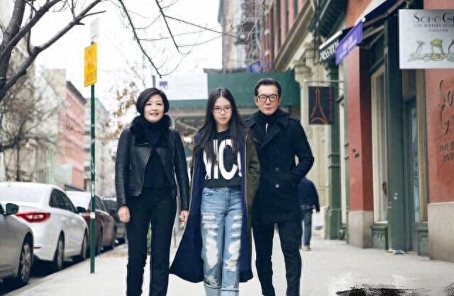 离开央视的著名主持人李咏，近照显苍老，妻子和女儿却貌美如花