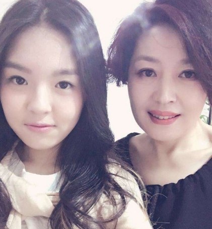 离开央视的著名主持人李咏，近照显苍老，妻子和女儿却貌美如花