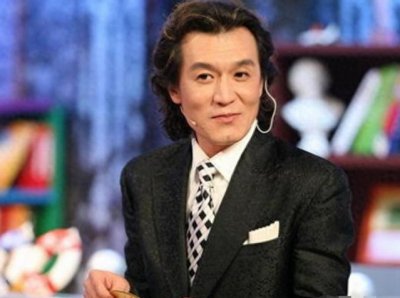 ​离开央视的著名主持人李咏，近照显苍老，妻子和女儿却貌美如花