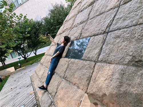 搞笑担当于莎莎，其实是美女，北京电影学院学生照