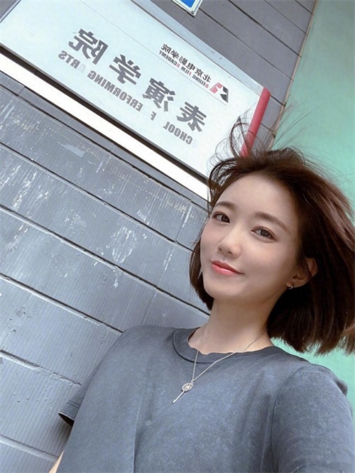 搞笑担当于莎莎，其实是美女，北京电影学院学生照