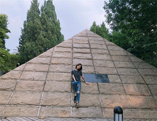 搞笑担当于莎莎，其实是美女，北京电影学院学生照