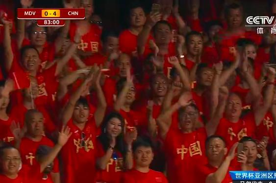 艾克森梅开二度抱10名队友，飞吻致敬球迷，披五星红旗激情庆祝