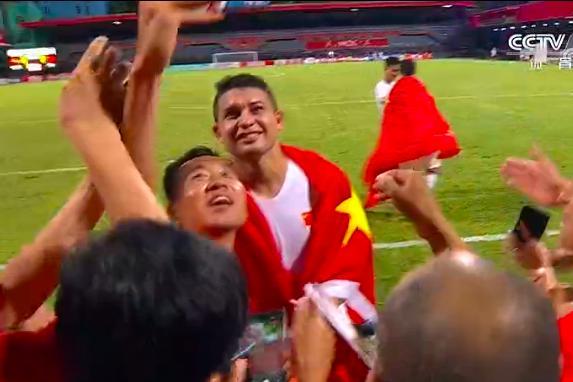 艾克森梅开二度抱10名队友，飞吻致敬球迷，披五星红旗激情庆祝