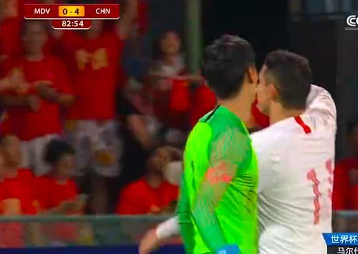 艾克森梅开二度抱10名队友，飞吻致敬球迷，披五星红旗激情庆祝