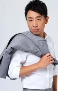 ​演员范雷：娶了圈外妻子，结婚21年生一女，幸福美满