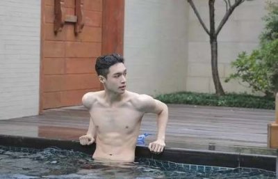 ​小鲜肉晒腹肌吸粉无数，张艺兴性感易烊千玺清秀