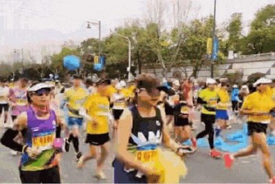 ​2024武汉马拉松鸣枪起跑