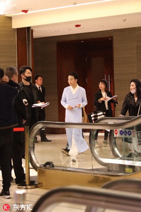 李玉刚穿传统汉服现身，手持纸扇宛如穿越